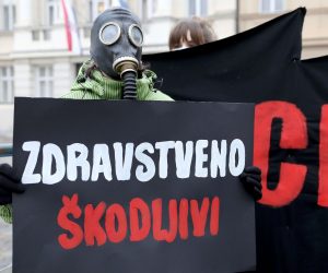 26.11.2020., Zagreb - U suradnji s udrugama i gradjanskim inicijativama iz razlicitih dijelova Hrvatske okupljenima u mrezu Zero Waste Hrvatska Udruga Zelena akcija odrzala je ispred Trga svetog Marka prosvjednu akciju jer smatraju da Ministarstvo gospodarstva i odrzivog razvoja uporno forsira izgradnju centara za gospodarenje otpadom iako su se prva dva, Mariscina i Kastijun, pokazala po njihovom misljenju promasenima. Udruge traze da se o tome raspravlja na tematskoj sjednici saborskog Odbora za okolis te da se razmotri promjena koncepta zbrinjavanja otpada.
Photo: Patrik Macek/PIXSELL