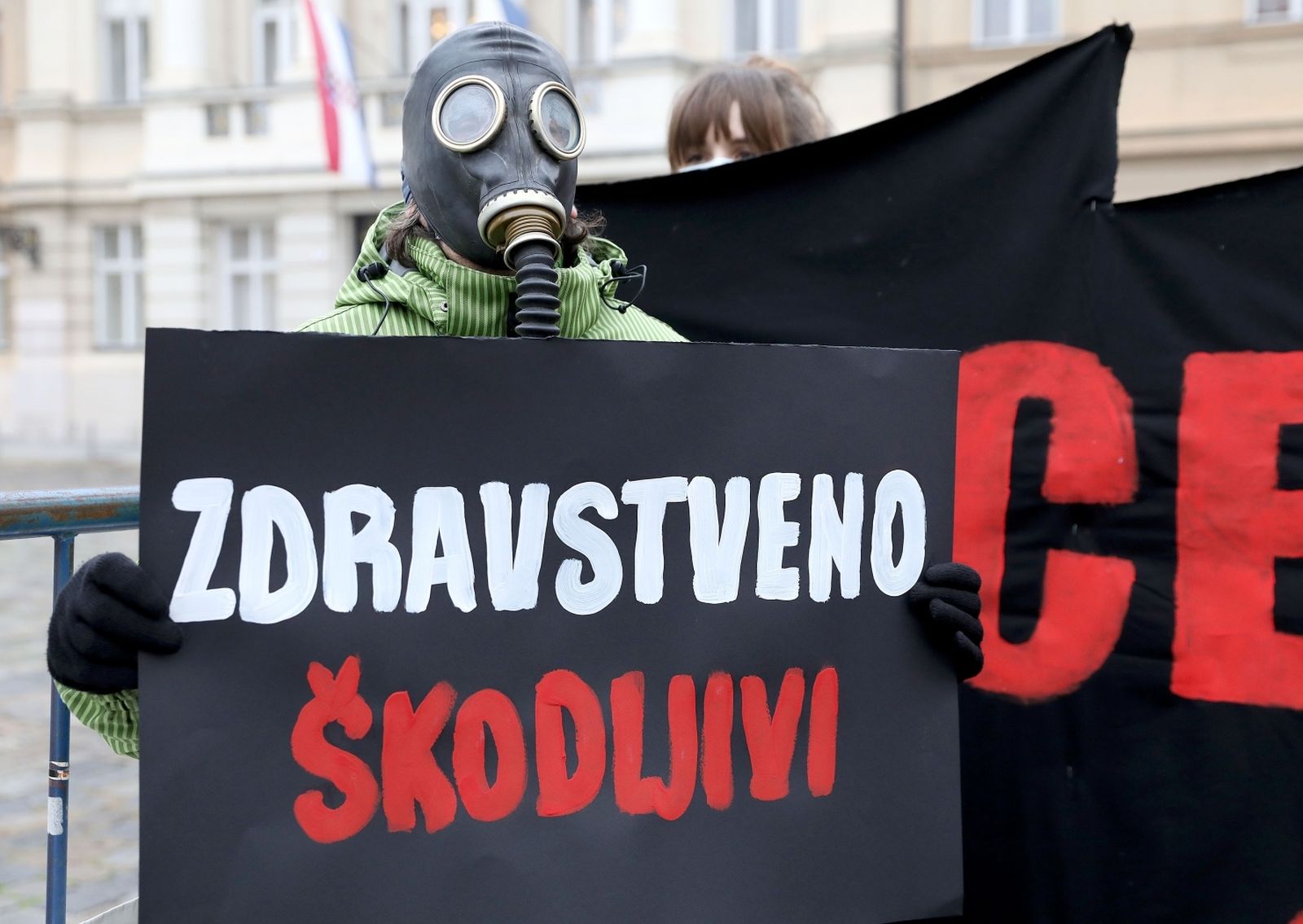 26.11.2020., Zagreb - U suradnji s udrugama i gradjanskim inicijativama iz razlicitih dijelova Hrvatske okupljenima u mrezu Zero Waste Hrvatska Udruga Zelena akcija odrzala je ispred Trga svetog Marka prosvjednu akciju jer smatraju da Ministarstvo gospodarstva i odrzivog razvoja uporno forsira izgradnju centara za gospodarenje otpadom iako su se prva dva, Mariscina i Kastijun, pokazala po njihovom misljenju promasenima. Udruge traze da se o tome raspravlja na tematskoj sjednici saborskog Odbora za okolis te da se razmotri promjena koncepta zbrinjavanja otpada.
Photo: Patrik Macek/PIXSELL