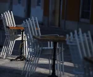27.02.2021., Sibenik - Sibenski vlasnici ugostiteljskih objekata i kafica jos nisu zapoceli pripreme za popustanje mjera i otvaranje terasa.
Photo: Hrvoje Jelavic/PIXSELL