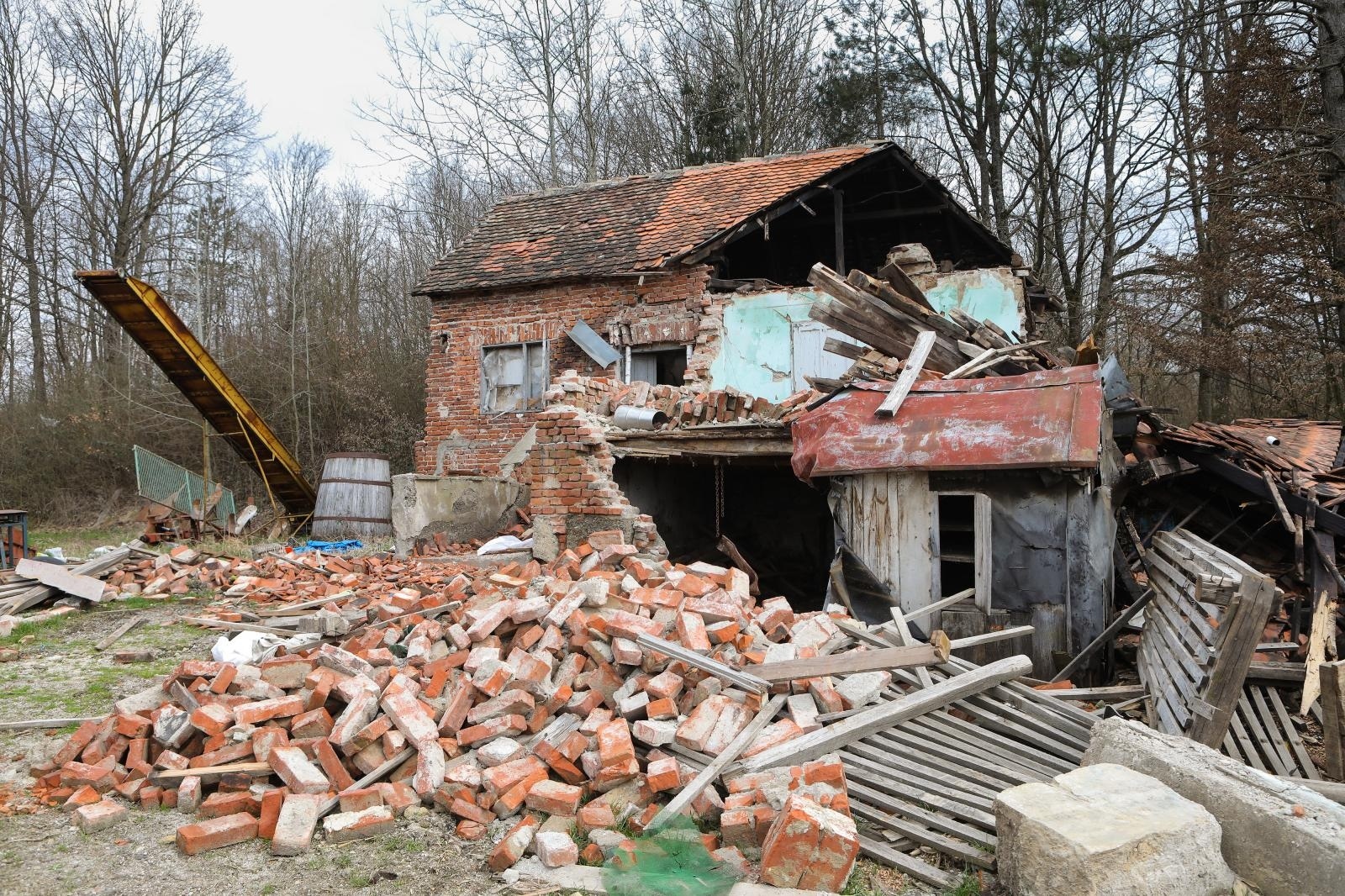 27.02.2021., Glina - U Majskim Poljanama, u organizaciji Mitropolije zagrebacko - ljubljanske SPC-a i Srpskog narodnog vijeća (SNV), njegova Svetost patrijarh srpski Gospodin Porfirije i episkop gornjokarlovacki Gospodin Gerasim posjetili su stanovnike Banije koji su nastradali u prosinackom potresu. 
Photo: Tomislav Miletic/PIXSEL