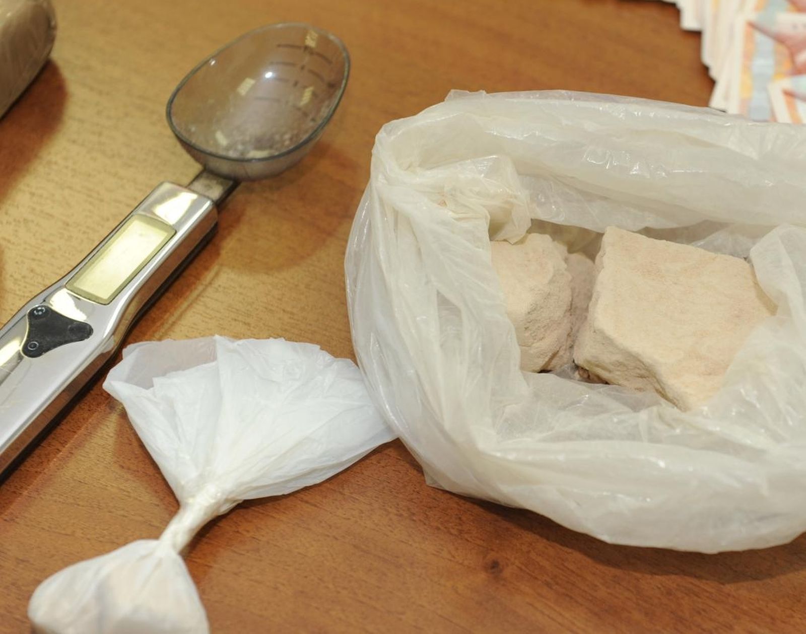 27.06.2013., Sibenik - U policijskoj upravi Sibensko-kninskoj zavrseno kriminalisticko istrazivanje u kojem je pronadjeno 726 grama marihune, 824 grama heriona, 18400 kuna te 4000 eura. Na konferenciji  za medije prisustvovali su nacelnik Ivica Kostanic, zamjenik Snadro Santini, Mirko Begura i Andjelo Klaric. Policijskim sluzbenicima u pretresu pomogao je i pas Ajax. 
Photo: Hrvoje Jelavic/PIXSELL