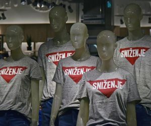Pula: Započela su zimska sniženja u trgovinama 27.12.2018., Pula - Pocela su zimska snizenja pa su tako izlozi prodavaonica pune natpisa.
Photo: Dusko Marusic/PIXSELL