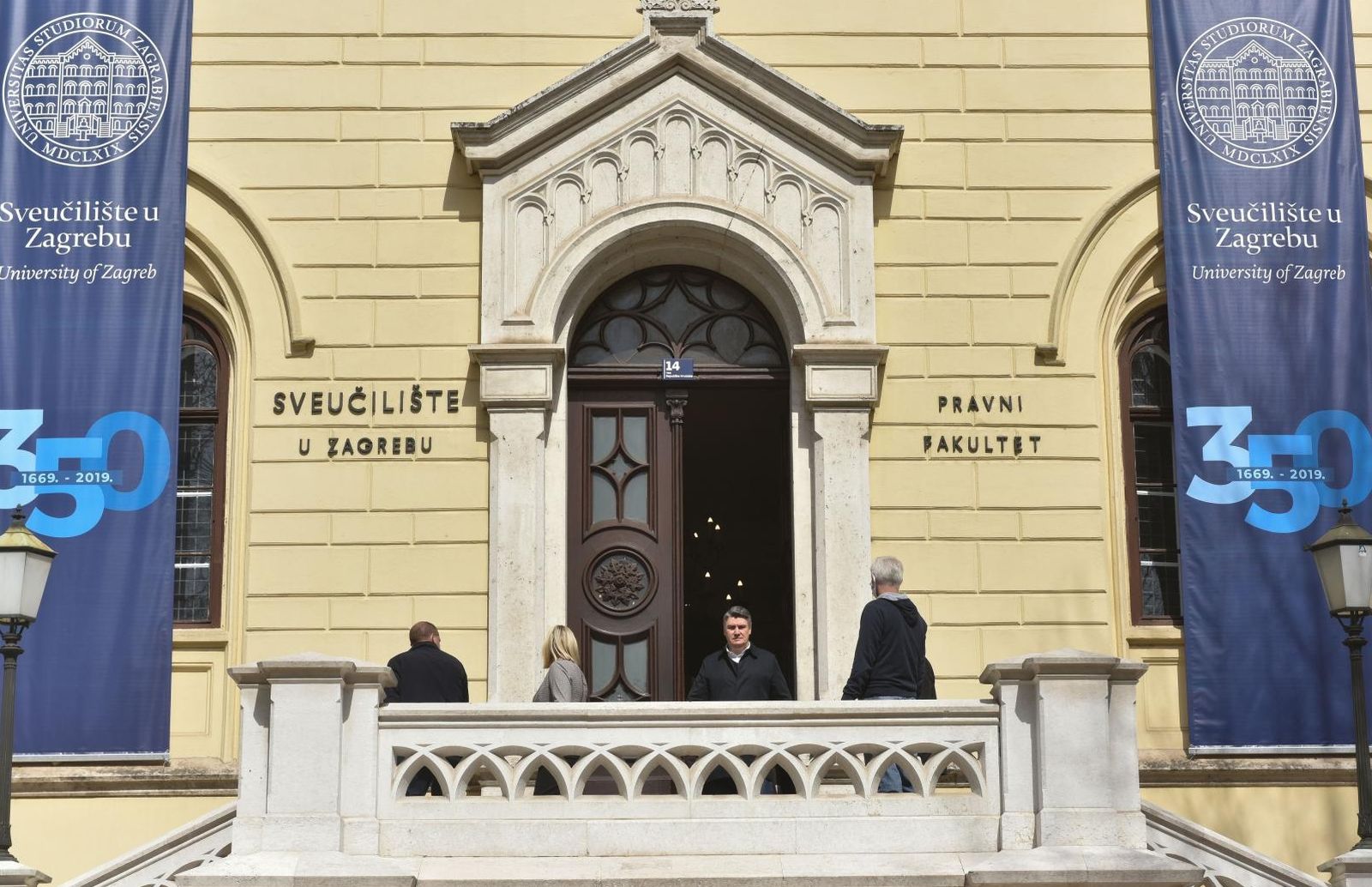 28.03.2020., Zagreb - Predsjednik Republike Hrvatske Zoran Milanovic razgledao je potresom ostecenu zgradu Pravnog fakulteta odnosno Rektorata Sveucilista u Zagrebu u drustvu rektora Damira Borasa.
Photo: Davorin Visnjic/PIXSELL