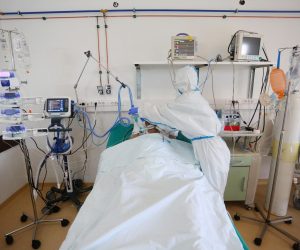 28.10.2020., Karlovac - Na Covid odjelu u Opcoj bolnici Karlovac trenutno je 37 pacijenata od cega je troje na respiratoru. O pacijentima danonocno brine medicinsko osoblje, lijecnici i medicinske sestre koji u zastitnim odijelima provedu visesatne smjene. Sestre osim sto pruzaju medicinsku skrb, same voze i mijenjaju kisik,  nepokretne pacijenete hrane pa i  kupaju.
Photo: Kristina Stedul Fabac/PIXSELL