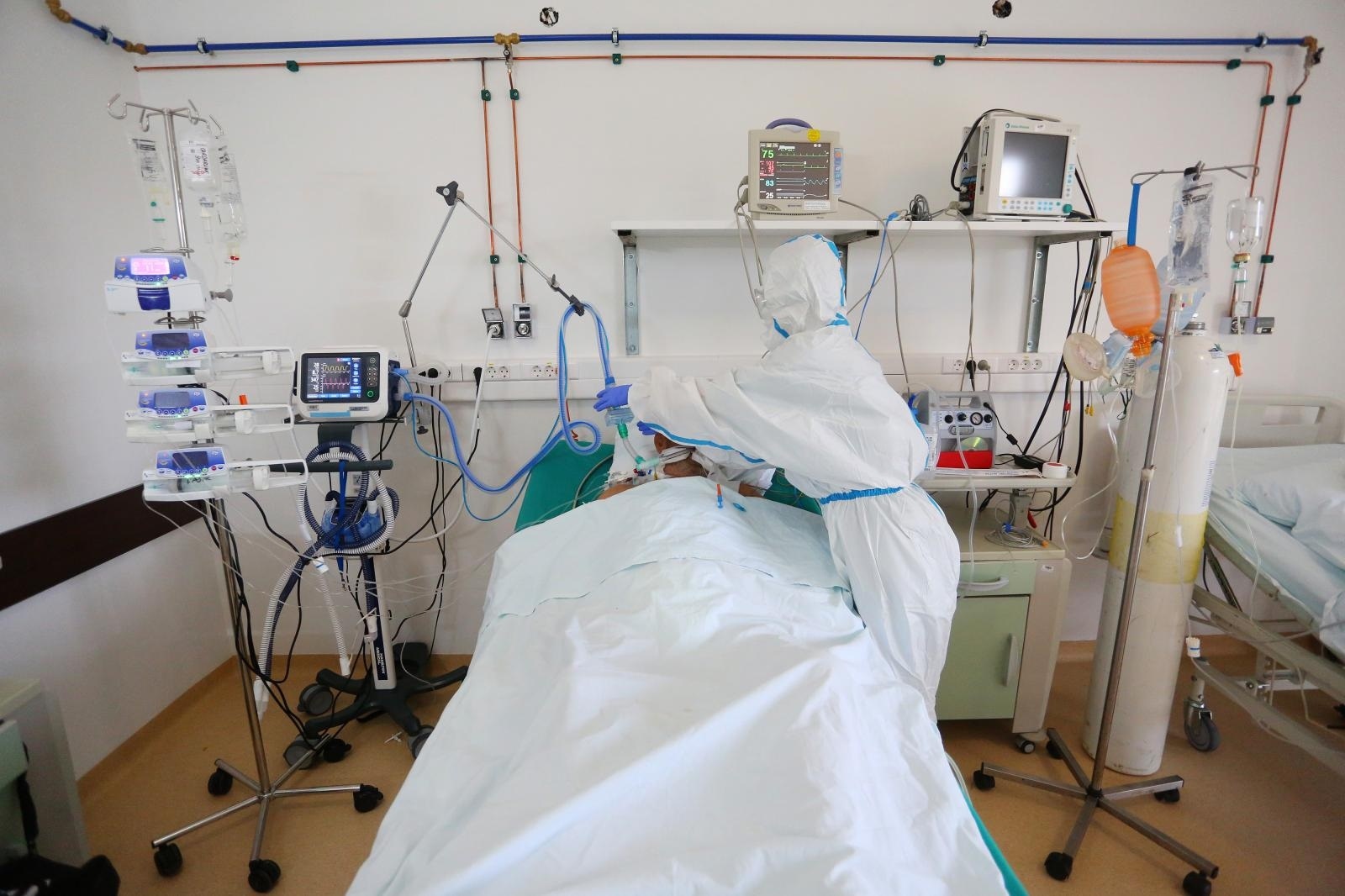 28.10.2020., Karlovac - Na Covid odjelu u Opcoj bolnici Karlovac trenutno je 37 pacijenata od cega je troje na respiratoru. O pacijentima danonocno brine medicinsko osoblje, lijecnici i medicinske sestre koji u zastitnim odijelima provedu visesatne smjene. Sestre osim sto pruzaju medicinsku skrb, same voze i mijenjaju kisik,  nepokretne pacijenete hrane pa i  kupaju.
Photo: Kristina Stedul Fabac/PIXSELL