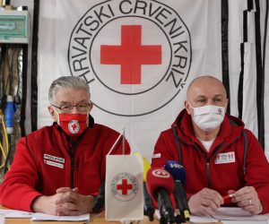 29.01.2021., Petrinja - Konferencija za medije Hrvatskog Crvenog kriza o podjeli novcane pomoci stradalom stanovnistvu u teniskom centru Petrinja. Predsjednik dr. Josip Jelic i izvrsni predsjednik Robert Markt.Photo: Marko Prpic/PIXSELL