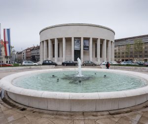 29.04.2020., Zagreb - Prostor ispred doma HDLU jos uvijek mnogim gradjanima sluzi umjesto parkinga zbog opasnosti od nestabilnih fasada ostecenih potresom. Photo: Tomislav Miletic/PIXSELL