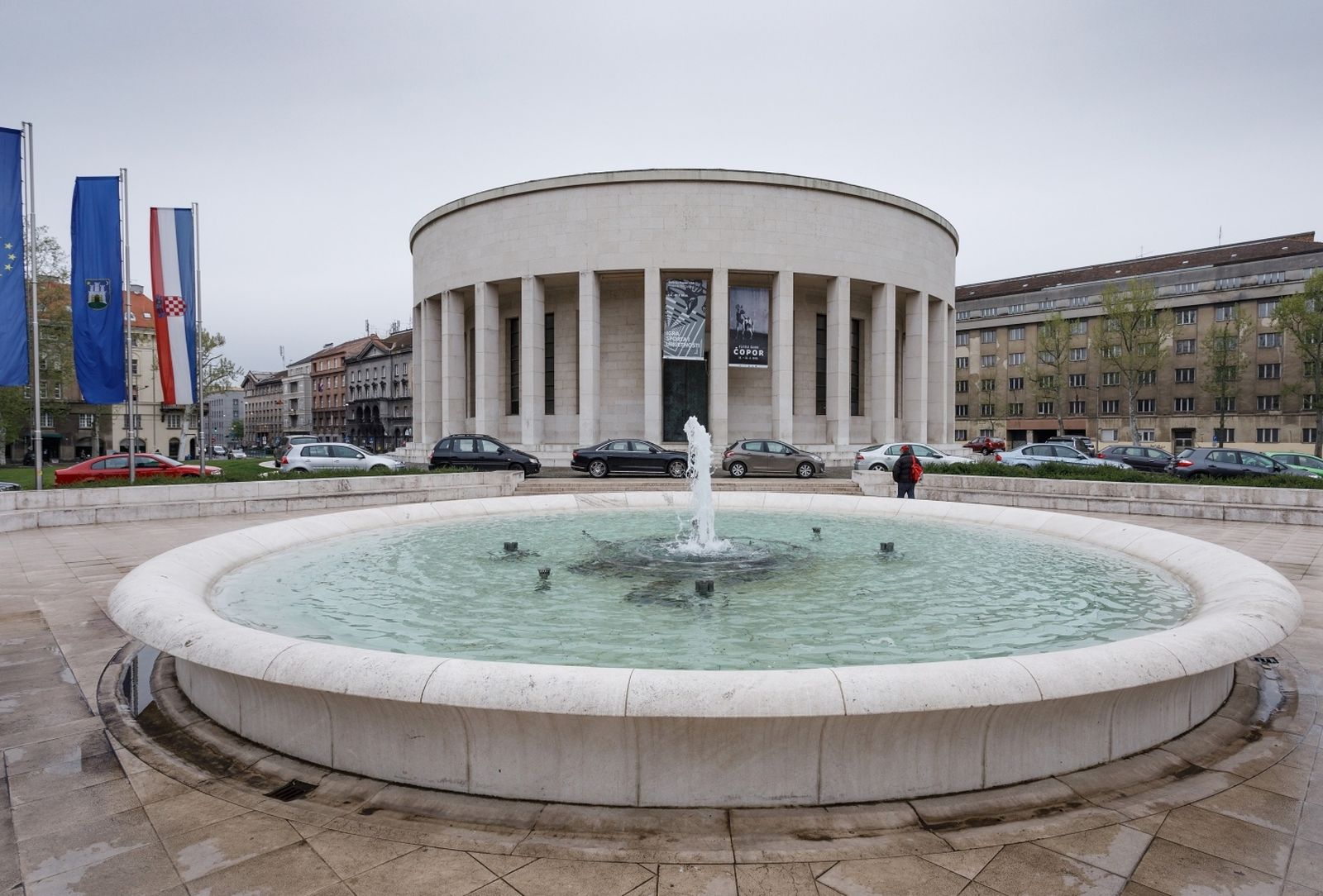 29.04.2020., Zagreb - Prostor ispred doma HDLU jos uvijek mnogim gradjanima sluzi umjesto parkinga zbog opasnosti od nestabilnih fasada ostecenih potresom. Photo: Tomislav Miletic/PIXSELL