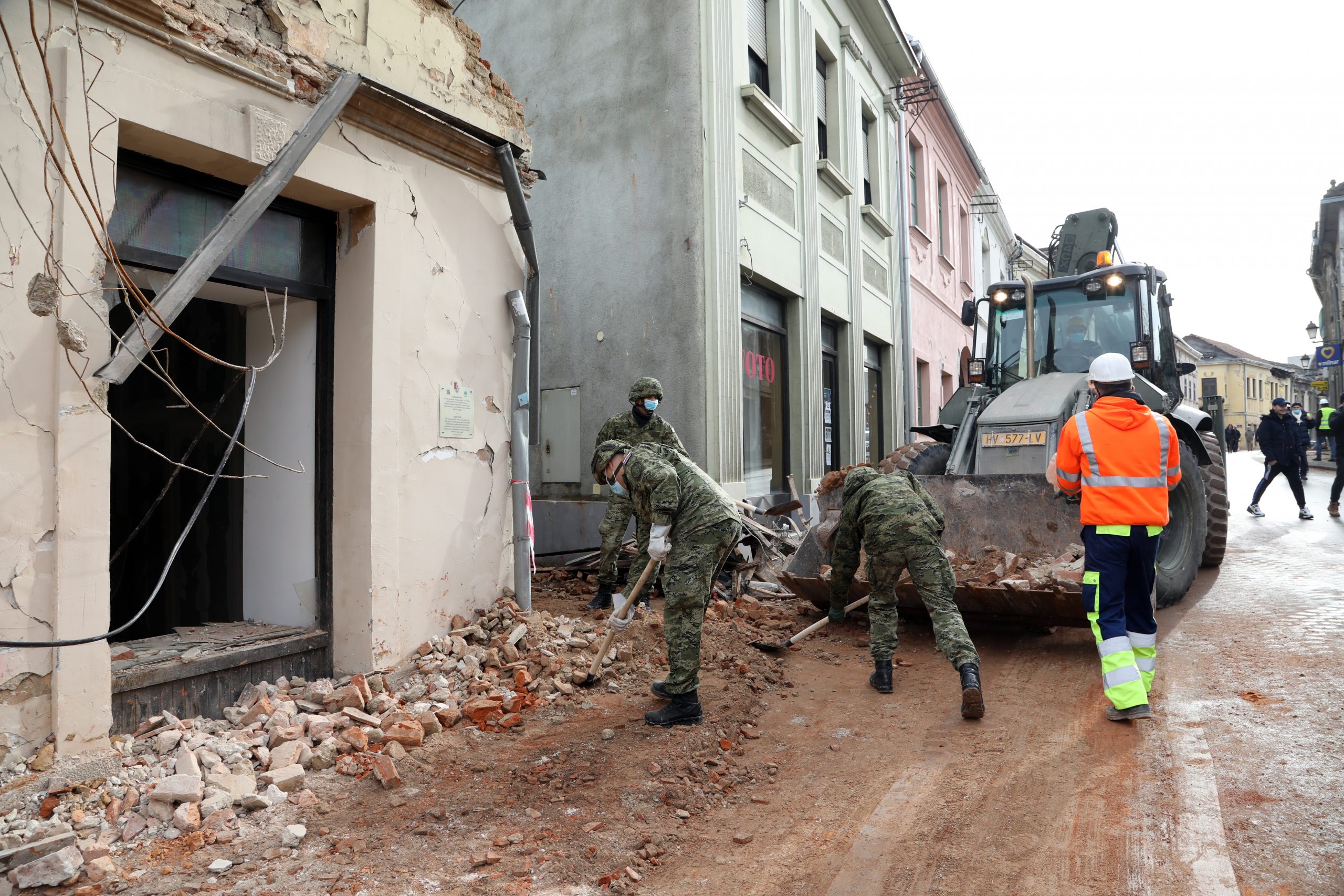 30.01.2021. Petrinja - U Petrinji su danas poceli radovi na uklanjanju ostecenih objekata, 
Photo: Edina Zuko/PIXSELL