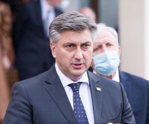 30.03.2021., Vinkovci - Svecano potpisivanje Ugovora o dodjeli bespovratnih sredstava za projekt "Izgradnja obilaznice Apsevaca i Lipovca - Sanacija opasnog mjesta na drzavnoj cesti D57". Predsjednik Vlade Andrej Plenkovic Photo: Davor Javorovic/PIXSELL
