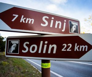 30.10.2020., Dugopolje, Dicmo, Sinj - Pjesacka staza Gospi Sinjskoj koja je citavim putem od Solina do Sinja obiljezena znakovima i zuto-bijelom bojom.
Photo: Milan Sabic/PIXSELL