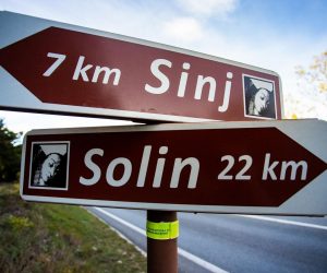 30.10.2020., Dugopolje, Dicmo, Sinj - Pjesacka staza Gospi Sinjskoj koja je citavim putem od Solina do Sinja obiljezena znakovima i zuto-bijelom bojom.
Photo: Milan Sabic/PIXSELL