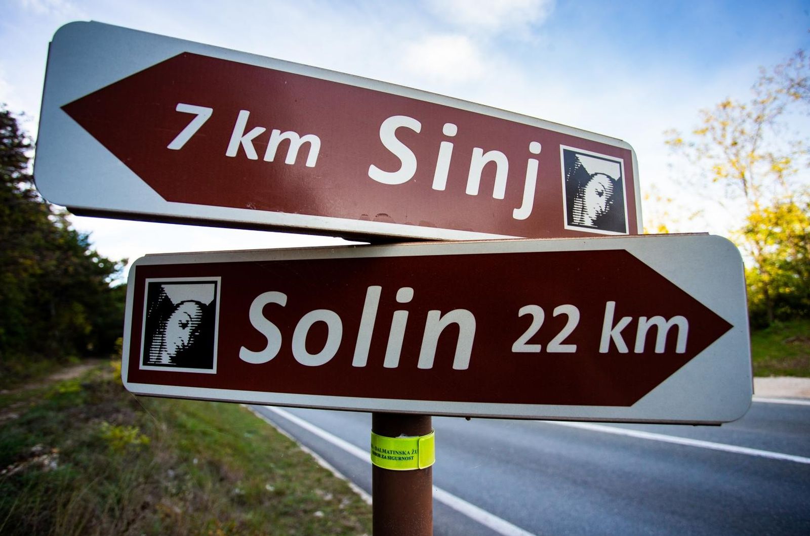 30.10.2020., Dugopolje, Dicmo, Sinj - Pjesacka staza Gospi Sinjskoj koja je citavim putem od Solina do Sinja obiljezena znakovima i zuto-bijelom bojom.
Photo: Milan Sabic/PIXSELL