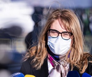30.11.2020., Split - Epidemiolosko testiranje od danas se obavlja u splitskoj Trajektnoj luci na terminalu za kruzere. Na tom su mjestu dva odvojena punkta - jedan za osobe koje dolaze vozilom i koriste drive-in uslugu i drugi punkt za sve one koji dolaze na testiranje kao pjesaci.
Ravnateljica Nastavnog zavoda za javno zdravstvo Splitsko-dalmatinske zupanije Zeljka Karin
Photo: Milan Sabic/PIXSELL
