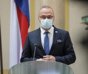 30.11.2020., Zagreb - Ministar vanjskih i europskih poslova Gordan Grlic Radman sastao se s talijanskim kolegom Luigijem Di Maiom uoci odrzavanja cetvrte sjednice Koordinacijskog odbora ministara vlada Republike Hrvatske i Talijanske Republike te su potpisali Zajednicke izjave i odrzali konferenciju za medije.
Photo: Robert Anic/PIXSELL
