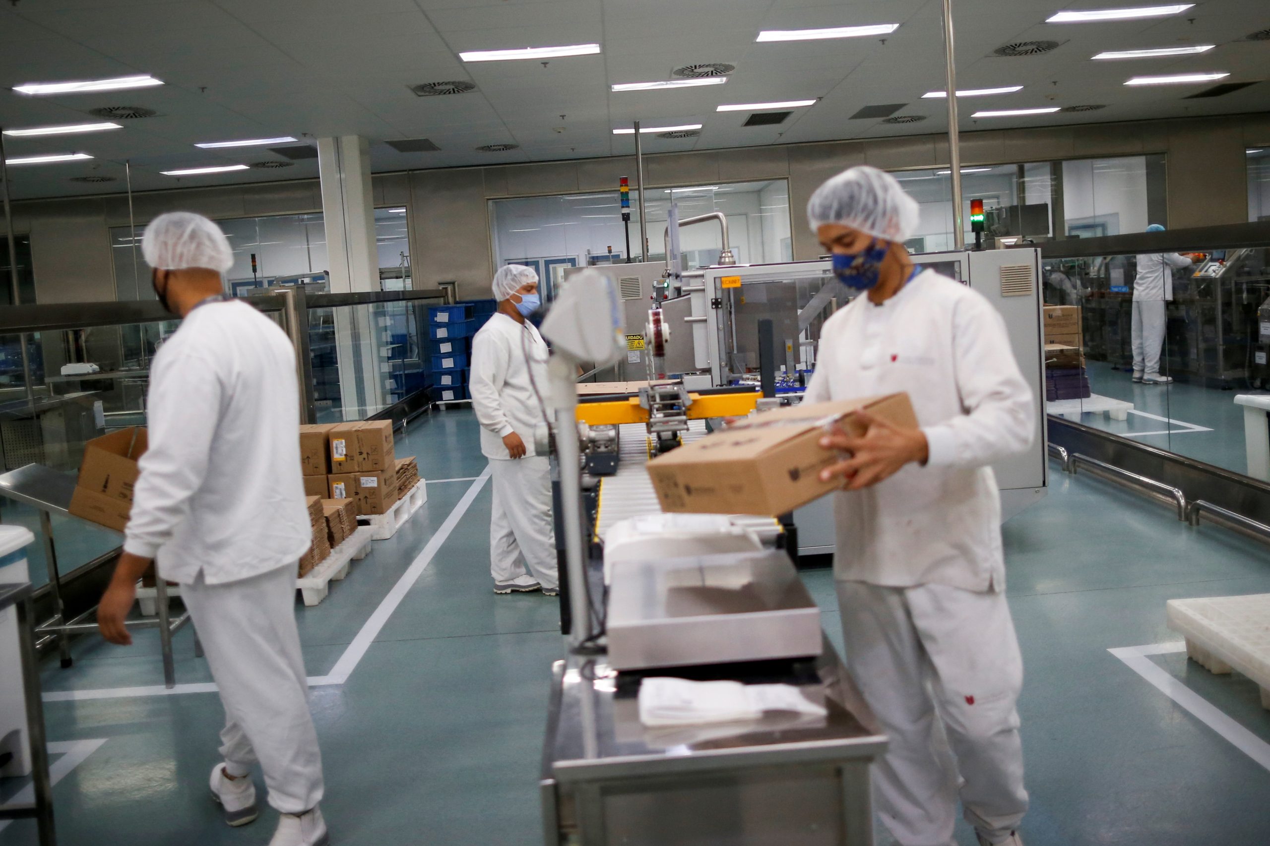 Outbreak of the coronavirus disease (COVID-19), in Brasilia Laboratory employees work at the pharmaceutical company Uniao Quimica, where the Sputnik V vaccine against the coronavirus disease (COVID-19) will be produced, in Brasilia, Brazil March 2, 2021. REUTERS/Adriano Machado ADRIANO MACHADO