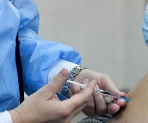 10.03.2021., Sarajevo, Bosna i Hercegovina - Pocelo je cijepljenje zdravstvenih radnika u Opcoj bolnici u Sarajevu. U ovoj bolnici prvu dozu AstraZenecinog indijskog cjepiva Covishiled dobiva 170 zdravstvenih radnika, a cjepiva koja se koriste donirala je Srbija, odnosno predsjednik Aleksandar Vucic.

Photo: PIXSELL