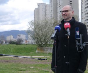 Zagreb, 16.03.2021 - Kandidat SDP-a za zagrebačkog gradonačelnika Joško Klisović dao je izjavu za medije na temu rješenja problema stanovnika Gradske četvrti Trešnjevka jug.
Na fotografiji Joško Klisović.
foto HINA/ Edvard ŠUŠAK/ es