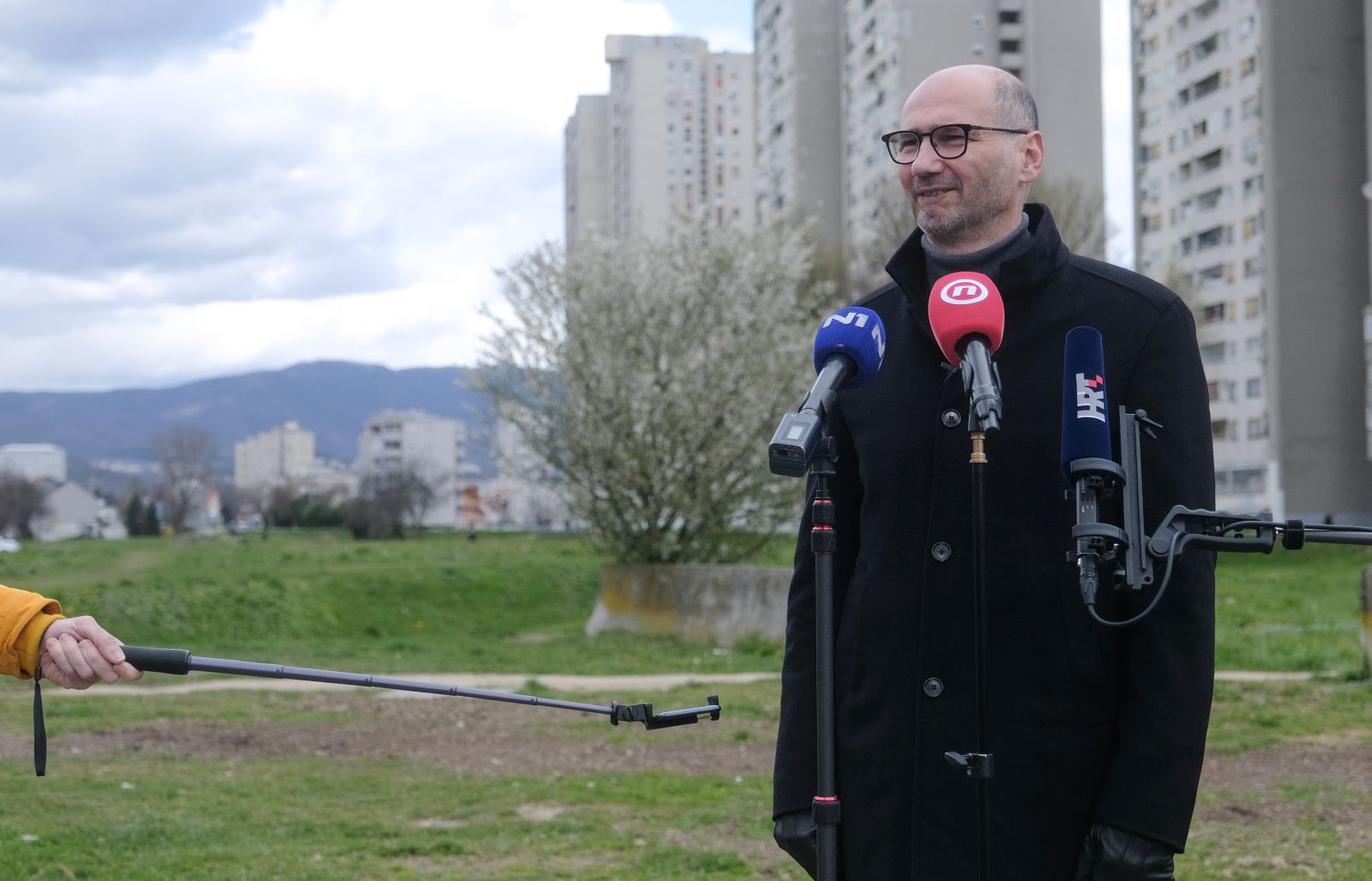 Zagreb, 16.03.2021 - Kandidat SDP-a za zagrebačkog gradonačelnika Joško Klisović dao je izjavu za medije na temu rješenja problema stanovnika Gradske četvrti Trešnjevka jug.
Na fotografiji Joško Klisović.
foto HINA/ Edvard ŠUŠAK/ es