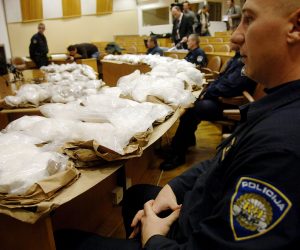 Zagreb, 28.11.2007 - Oko 160 kilograma kokaina, vrijednog vie od 80 milijuna kuna, zaplijenjeno je rijeèkoj luci i u luci Pireus u Grèkoj u viemjeseènoj meðunarodnoj policijskoj akciji u kojoj su uhiæena estorica dravljana BiH i jedan Grk, izvijestili su danas èelnici hrvatske policije koja je od poèetka sudjelovalo u akciji.
foto FaH