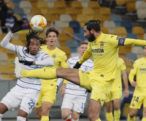 epa09068326 Gerson Rodrigues (L) of Dynamo Kiev in action against Raul Albiol (R) of Villarreal during the UEFA Europa League round of 16, first leg soccer match between Dynamo Kiev and Villarreal CF in Kiev, Ukraine, 11 March 2021.  EPA/SERGEY DOLZHENKO