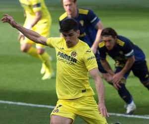 epa09088149 Villarreal's striker Gerard Moreno scores the 1-0 penalty goal during the Spanish LaLiga soccer match between Villarreal CF and Cadiz CF at La Ceramica stadium in Castellon, eastern Spain, 21 March 2021.  EPA/Domenech Castello