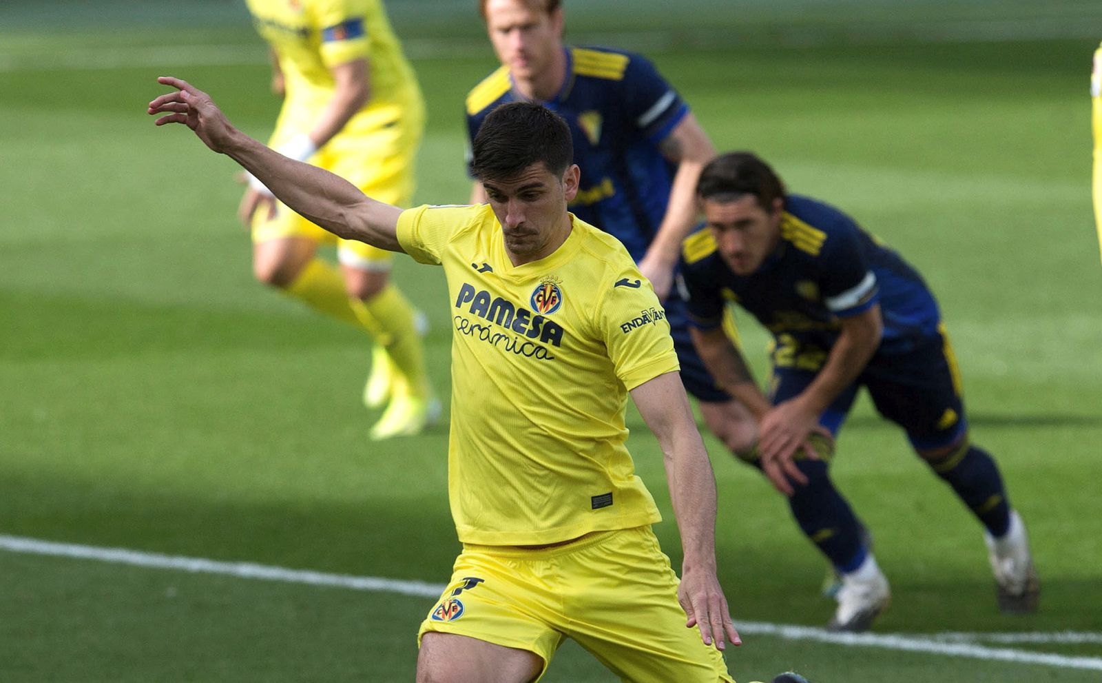 epa09088149 Villarreal's striker Gerard Moreno scores the 1-0 penalty goal during the Spanish LaLiga soccer match between Villarreal CF and Cadiz CF at La Ceramica stadium in Castellon, eastern Spain, 21 March 2021.  EPA/Domenech Castello