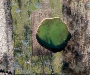 Mecencani, 31.03.2021 - Urune ponikve u Mecencanima u sisacko-moslavackoj upaniji, prirodna su stara pojava ciji su nastanak nedavni potresi znatno ubrzali. Pojava koju su mediji nazvali rupe u zemlji nastaje uruavanjem povrine tla u upljine pod zemljom. upljine je stvorila voda podzemnim tecenjem.
video HINA/ Damir SENCAR/ ds