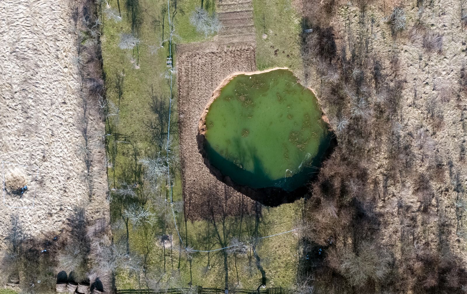 Mecencani, 31.03.2021 - Urune ponikve u Mecencanima u sisacko-moslavackoj upaniji, prirodna su stara pojava ciji su nastanak nedavni potresi znatno ubrzali. Pojava koju su mediji nazvali rupe u zemlji nastaje uruavanjem povrine tla u upljine pod zemljom. upljine je stvorila voda podzemnim tecenjem.
video HINA/ Damir SENCAR/ ds