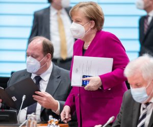 epa09108010 (L-R) Helge Braun, Head of the Federal Chancellery, German Chancellor Angela Merkel and Federal Minister of the Interior, Building and Community Horst Seehofer attend a cabinet meeting in Berlin, Germany, 31 March 2021.  EPA/ANDREAS GORA / POOL