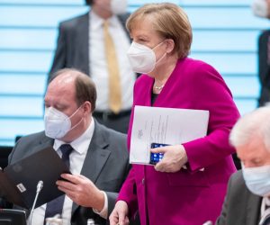 epa09108010 (L-R) Helge Braun, Head of the Federal Chancellery, German Chancellor Angela Merkel and Federal Minister of the Interior, Building and Community Horst Seehofer attend a cabinet meeting in Berlin, Germany, 31 March 2021.  EPA/ANDREAS GORA / POOL