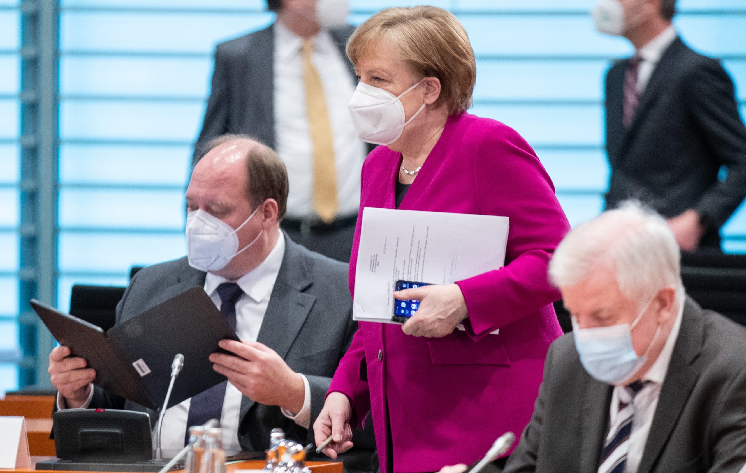 epa09108010 (L-R) Helge Braun, Head of the Federal Chancellery, German Chancellor Angela Merkel and Federal Minister of the Interior, Building and Community Horst Seehofer attend a cabinet meeting in Berlin, Germany, 31 March 2021.  EPA/ANDREAS GORA / POOL