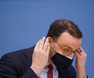 epa09110089 German Health Minister Jens Spahn removes his mask as he arrives to speak to the media to outline the large-scale rollout of inoculations against Covid-19 at private medical practices during the third wave of the coronavirus pandemic in Berlin, Germany, 01 April 2021. The rollout is to begin next week nationwide and will come as a further means for increasing the pace of vaccinations.  EPA/Sean Gallup / POOL