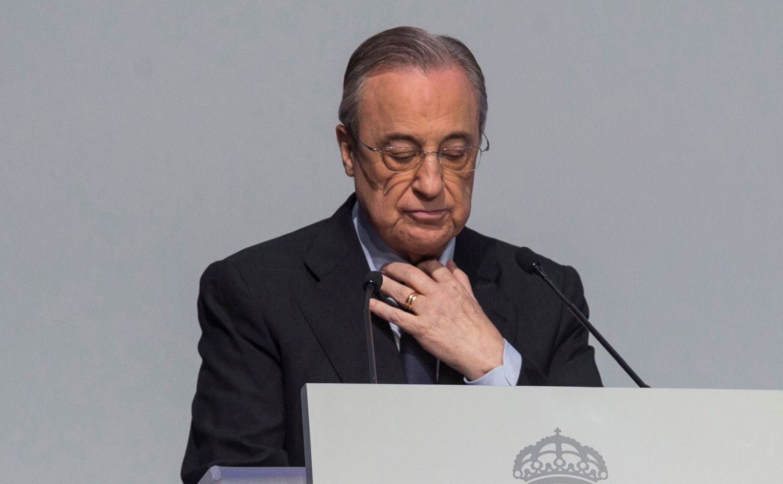 epa09110453 (FILE) - A file picture shows Real Madrid's president Florentino Perez delivering a speech during the event held to award members with 25, 50 and 60 years of membership at the IFEMA Trade Fair Center in Madrid, Spain, 03 November 2018 (reissued 01 April 2021). Florentino Perez has demanded the Electoral Board to start the procedure to call for the club's presidential elections, after the Board of Directors meeting held on 01 April 2021.  EPA/Rodrigo Jimenez