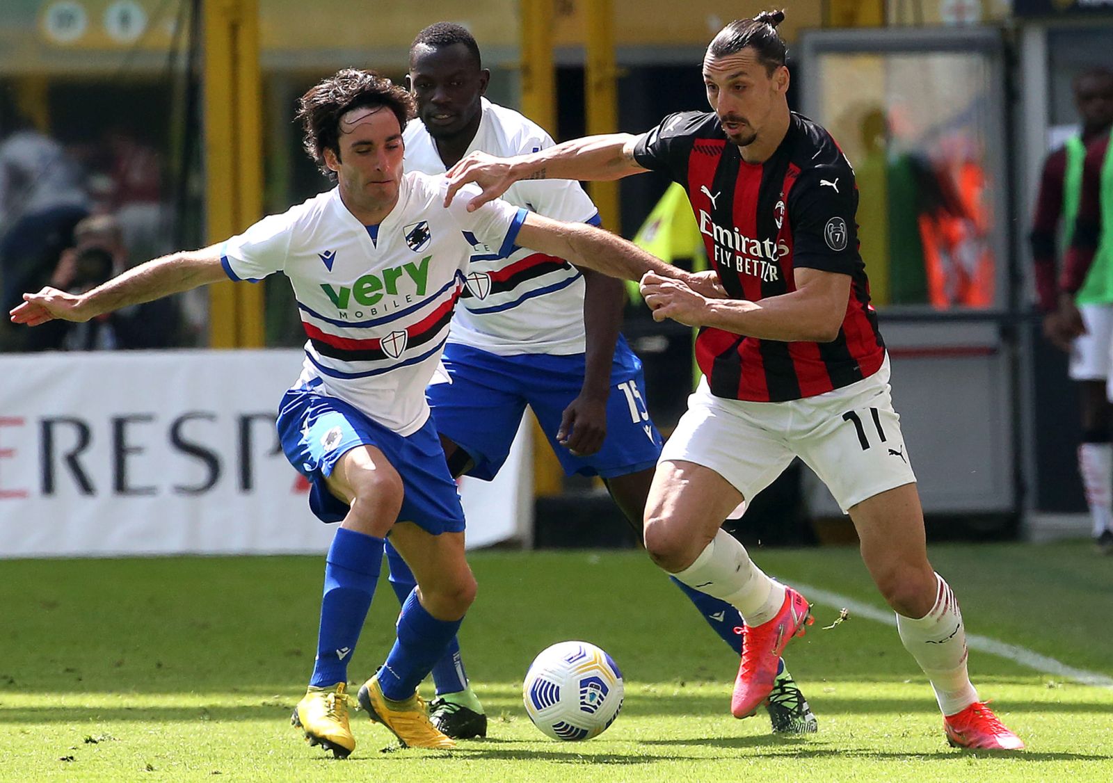 epa09112933 Sampdoria’s Tommaso Augello (L) challenges for the ball  AC Milan’s Zlatan Ibrahimovic during the Italian serie A soccer match between AC Milan and Uc Sampdoria at Giuseppe Meazza stadium in Milan, Italy, 3 April 2021.  EPA/MATTEO BAZZI