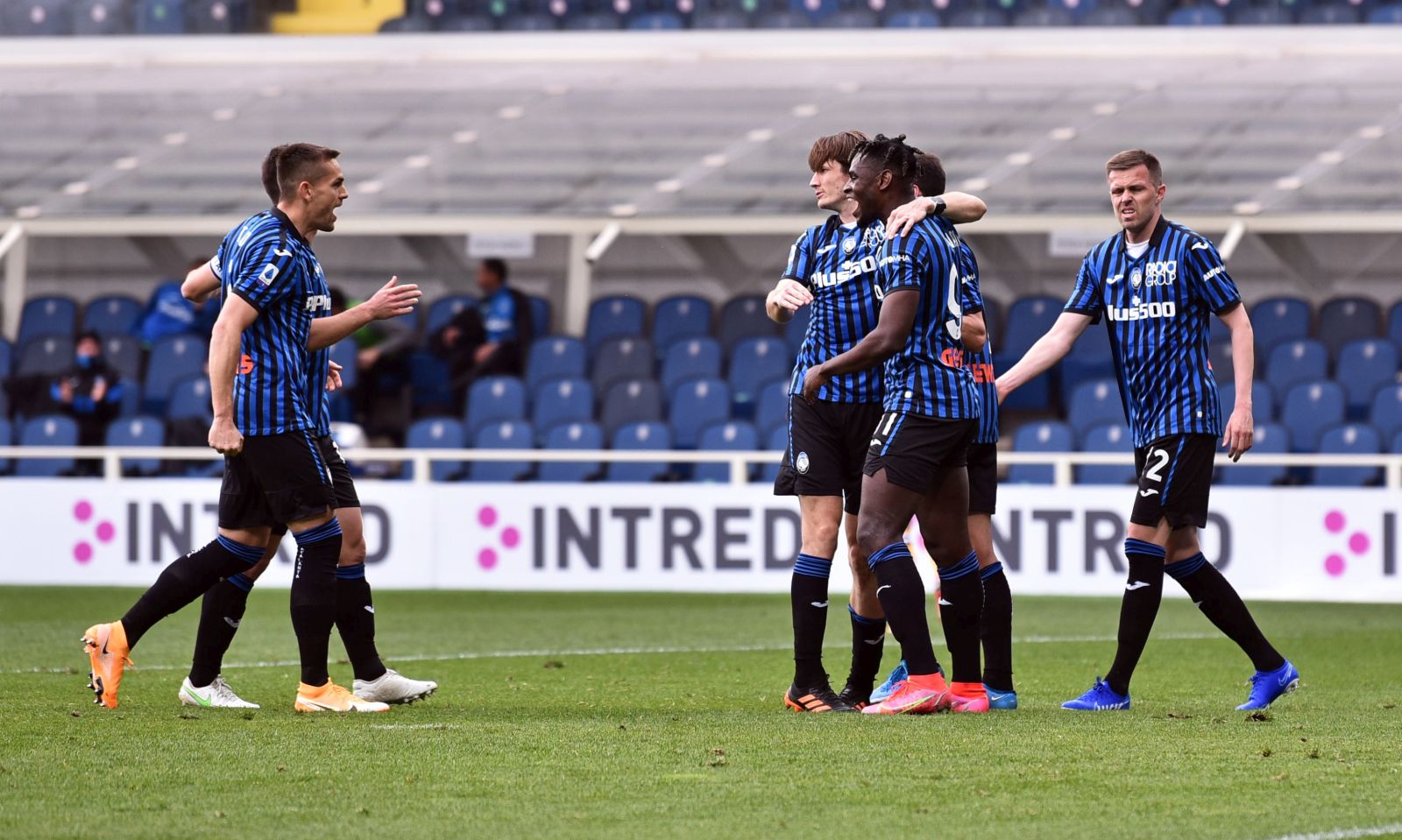 epa09113480 Atalanta's Duvan Zapata (2-R) celebrates after scoring the 3-1 goal during the Italian Serie A soccer match Atalanta BC vs Udinese Calcio at the Gewiss Stadium in Bergamo, Italy, 03 April 2021.  EPA/PAOLO MAGNI