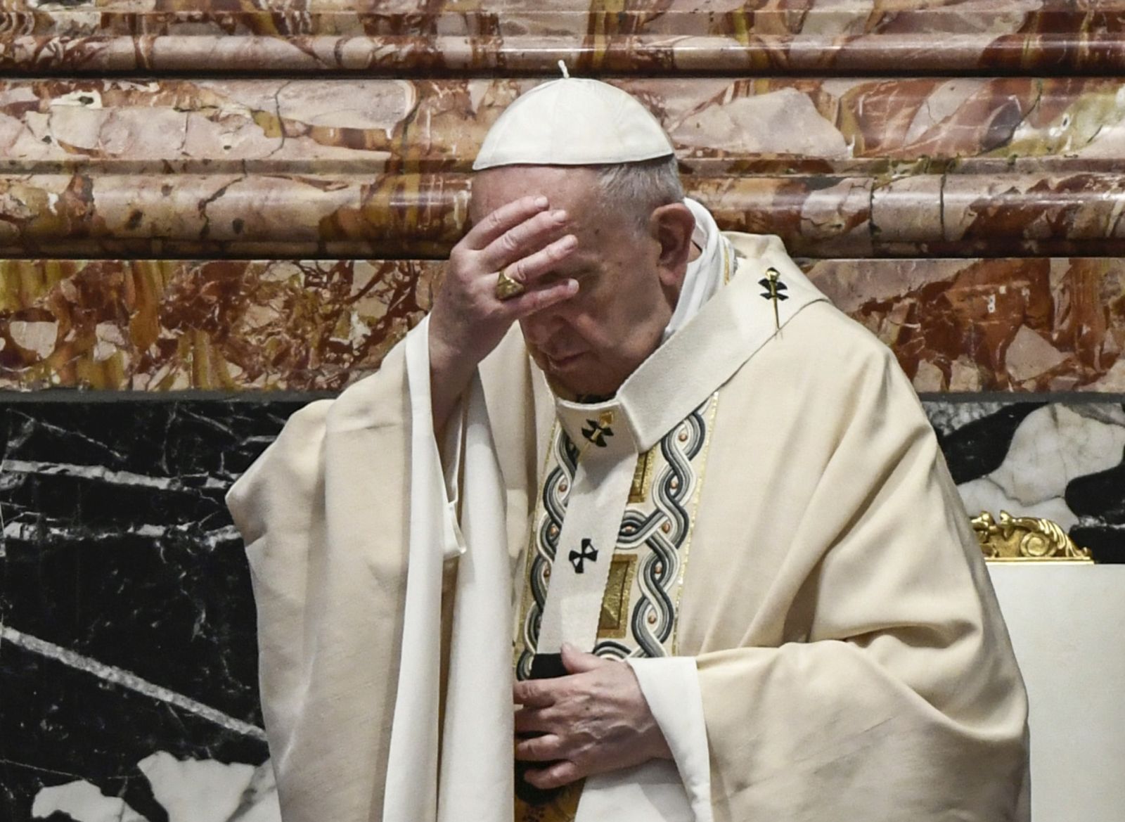 epa09115123 Pope Francis leads the Easter Sunday Mass St. Peter's Basilica in the Vatican, 04 April 2021. Easter Sunday is the one of the highest religious holidays observed by Christians all over the world, commemorating the resurrection of Jesus Christ.  EPA/FILIPPO MONTEFORTE / POOL