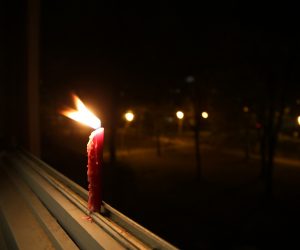 Zagreb, 05.04.2021 - Inicijativa Zagreb Te Zove pozvala je u ponedjeljak građane da večeras u 21 sat upale svijeće na prozorima za tragično umrlu dvoipolgodišnju djevojčicu iz Nove Gradiške, kao i za svu djecu koja su stradala i još stradavaju od obiteljskog nasilja.
 foto HINA/ Daniel Kasap/ dk