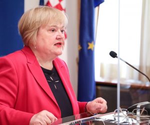Zagreb, 07.04.2021.- Hrvatski sabor, konferencija za medije saborske zastupnice Anke Mrak-Taritaš na temu  "Sabor treba obvezati Vladu na reformu sustava socijalne skrbi". Na fotografiji Anka Mrak-Taritaš.
foto HINA/ Admir BULJUBAŠIĆ/ abu