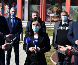 Jarmina, 9.4.2021.- Ministrica poljoprivrede Marija Vuèkoviæ sudjelovala je na  otvorenju Djeèjeg vrtiæa "Jarmina" te uruèila tri ugovora iz programa ruralnog razvoja ukupne vrijednosti veæe od 8,5 milijuna kuna. 
foto HINA/ ua