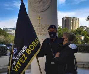 Split, 10.04.2021. - Polaganjem cvijeća i paljenjem svijeća na spomeniku 9. bojne HOS-a u splitskoj Ulici Ruđera Boškovića u subotu je obilježena 30. godišnjica osnutka te postrojbe, a sudionici su tri puta uzviknuli poklič "Za dom spremni". foto HINA/ ml