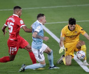 epa09131661 Celta de Vigo's Iago Aspas (C) in action against Sevilla FC's Fernando Reges (L) and goalkeeper Yassine Bounou during a Spanish LaLiga soccer match between Celta de Vigo and Sevilla FC at Balaidos stadium in Vigo, Galicia, northern Spain, 12 April 2021.  EPA/Salvador Sas