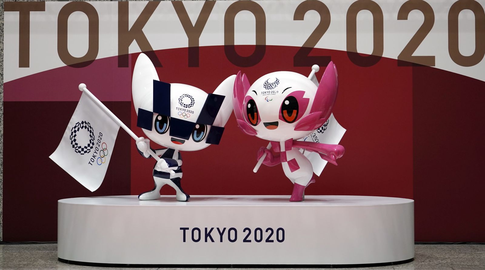 epa09134169 The unveiled statues of Miraitowa, center, and Someity, official mascots for the Tokyo 2020 Olympics and Paralympics, are unveiled during a ceremony held to mark 100 days before the start of the Tokyo 2020 Olympic Games at the Tokyo Metropolitan Government building in Tokyo, Japan, 14 April 2021.  EPA/Eugene Hoshiko / POOL