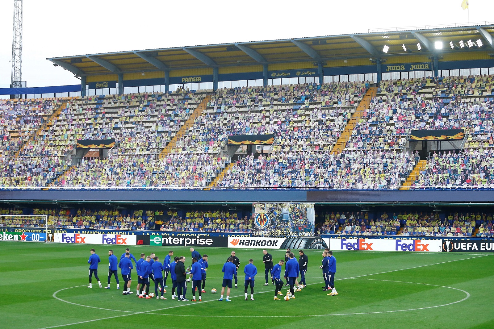 epa09135428 Dinamo Zagreb's players attend a training session at La Ceramica stadium in Castellon, eastern Spain, 14 April 2021, on the eve of the UEFA Europa League quarter final second leg match against Villarreal CF.  EPA/Domenech Castello