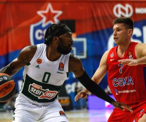 epa09135426 Ivan Ukhov (R) of CSKA Moscow in action against Shelvin Mack (L) of Panathinaikos during the Euroleague basketball match between CSKA Moscow and Panathinaikos OPAP Athens in Moscow, Russia, 14 April 2021.  EPA/YURI KOCHETKOV