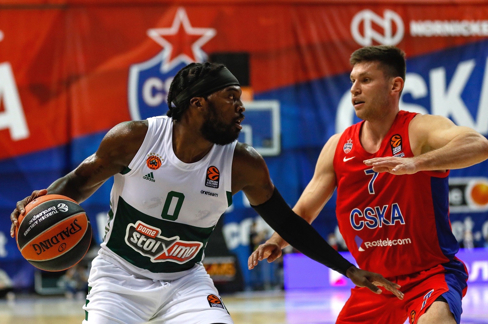 epa09135426 Ivan Ukhov (R) of CSKA Moscow in action against Shelvin Mack (L) of Panathinaikos during the Euroleague basketball match between CSKA Moscow and Panathinaikos OPAP Athens in Moscow, Russia, 14 April 2021.  EPA/YURI KOCHETKOV