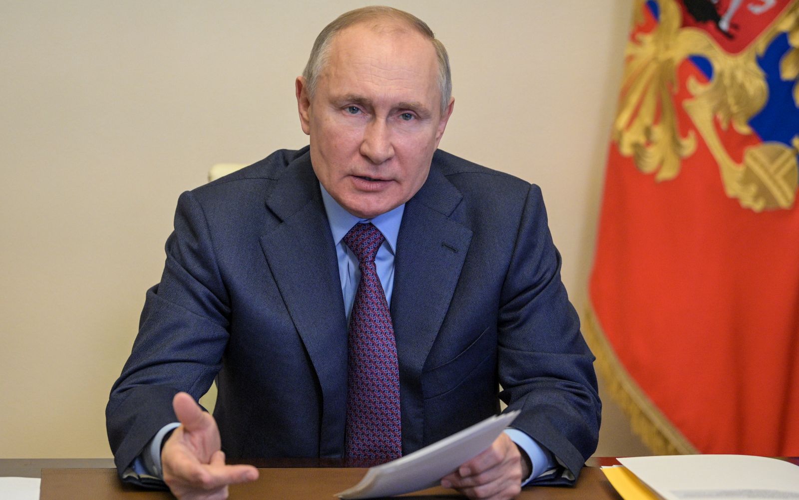 epa09137064 Russian President Vladimir Putin attends a video conference joint meeting of the State Council Presidium and the Agency for Strategic Initiatives, at the Novo-Ogaryovo state residence outside Moscow, Russia, 15 April 2021.  EPA/ALEXEI DRUZHININ / SPUTNIK / KREMLIN POOL MANDATORY CREDIT