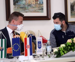 Sveta Nedelja, 16.04.2021 - Gradonacelnik Svete Nedelje Dario Zurovec i Mate Rimac, direktor poduzeca Rimac Automobili potpisali su ugovor o osnivanju prava gradenja u povodu izgradnje proizvodnog i istraivacko-razvojnog kampusa. Na slici Dario Zurovec i Mate Rimac.
foto HINA/ Damir SENCAR/ ds