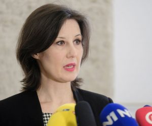 Zagreb, 16.04.2021 - Izjava za medije saborske zastupnice Dalije Orešković nakon jurošnje zabrane ulaska u sabornicu.
Na fotografiji Dalija Orešković.
foto HINA/ Edvard ŠUŠAK/ es