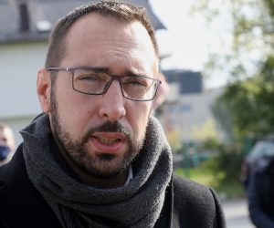Zagreb, 16.04.2021. - Politièke platforme Zagreb je NA! i Moemo! odrale su konferenciju za medije ispred Doma zdravlja u Rudeu o problemima Rudea i Trenjevke sjever. Na fotografiji Tomislav Tomaeviæ, kandidat za gradonaèelnika Zagreba. foto HINA/ Lana SLIVAR DOMINIÆ/ lsd